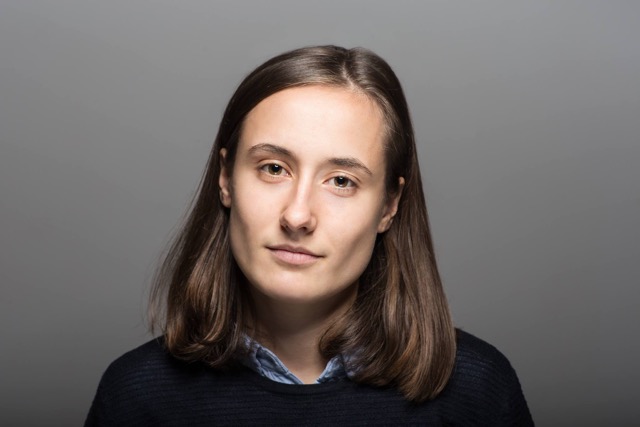 Portraitfoto von Franziska Tschinderle, Absolventin Bachelor-Studiengang "Journalismus & Medienmanagement" an der FHWien der WKW.  