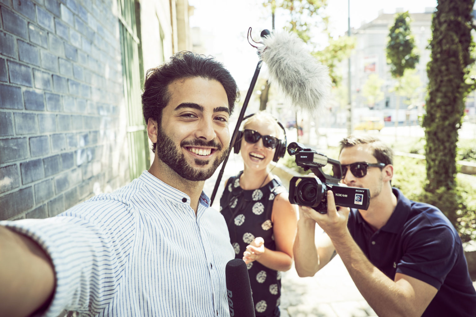 Selfie von Studierenden beim Videodreh auf einer Straße. Jetzt Journalismus studieren im Studienbereich Journalism & Media Management an der FHWien der WKW!