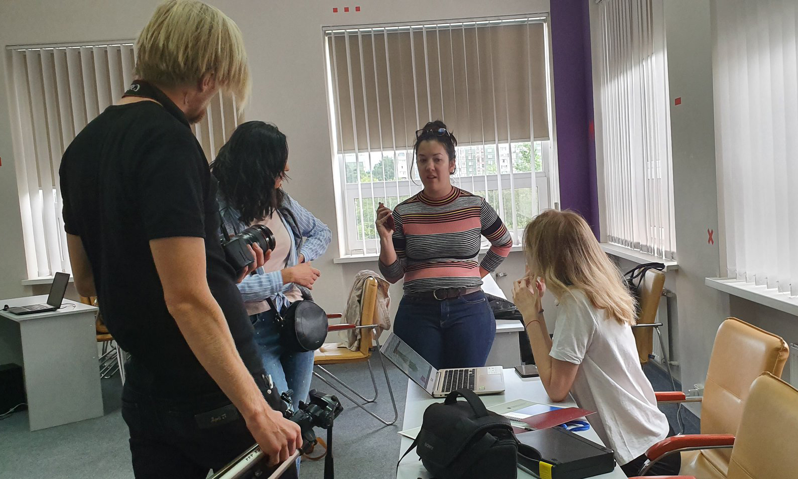 TeilnehmerInnen der International School of Multimedia Journalism 2019 in einem Klassenzimmer diskutieren während der Projektarbeit.